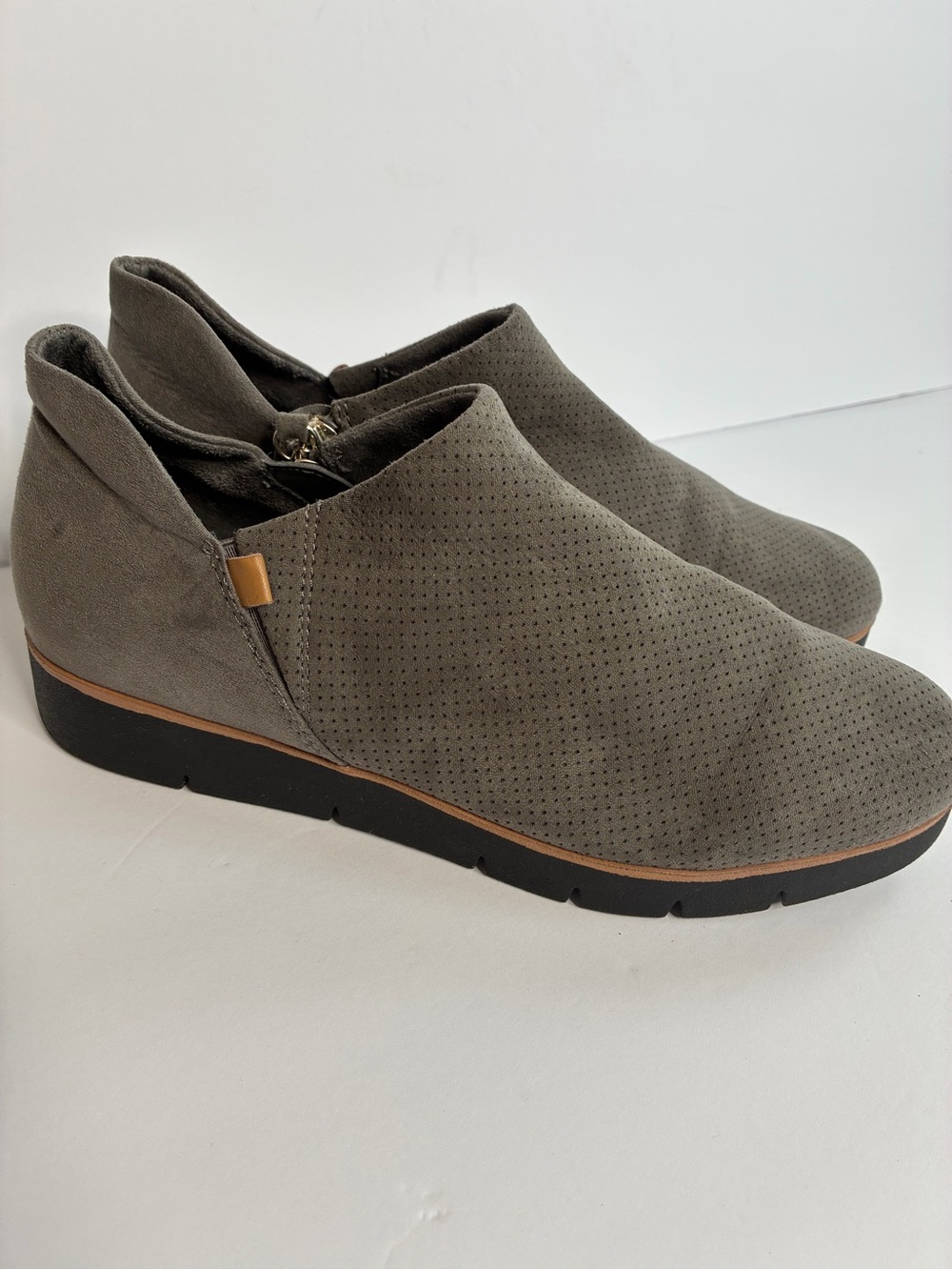 Dr. Scholl's Women’s Size 7.5 Slip On Wedge Gray with Microfiber Upper Side Zip.